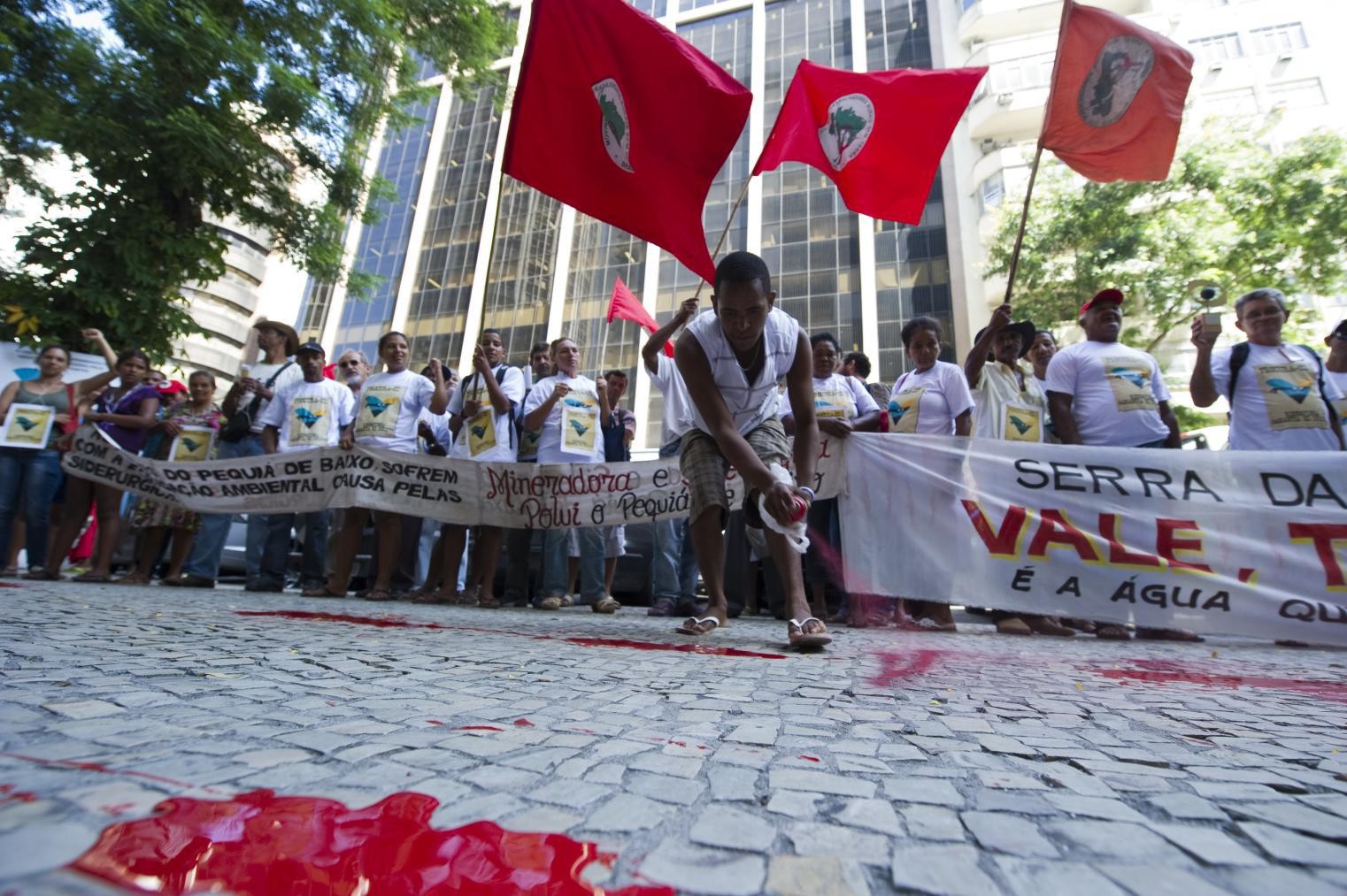 Des paysans brésiliens manifestent devant les locaux de l’entreprise minière Vale à Rio de Janeiro contre les dégâts causés sur l’environment | Brésil, 2012 | © AFP/Antonio Scorza.