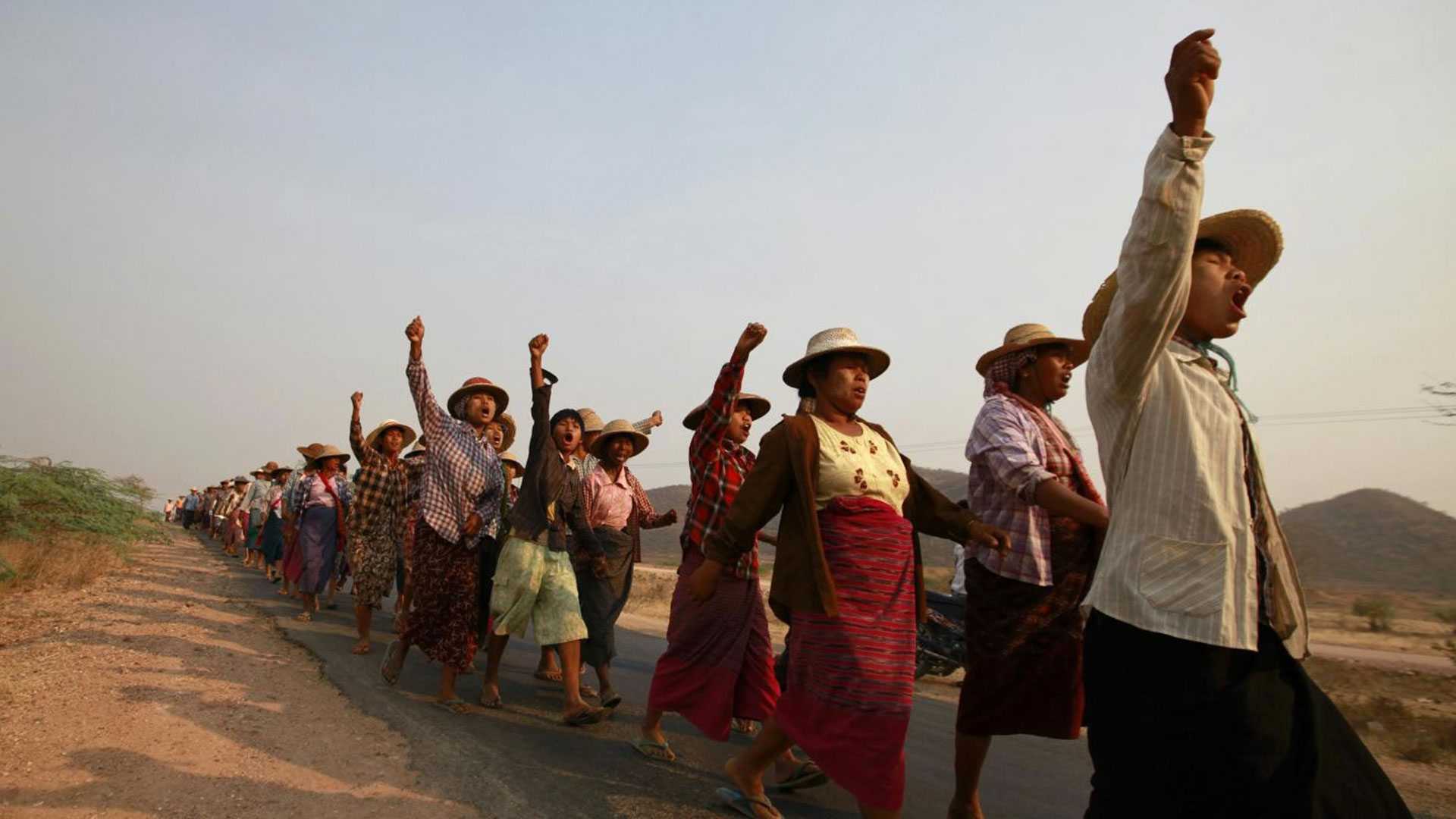 Des villageois protestent contre un projet de mine de cuivre devant la montagne Letpadaung, lors d’une visite de Aung San Suu Kyi dans la commune de Sarlingyi en mars 2013 | Birmanie, 2013 | ©REUTERS/Soe Zeya Tun.