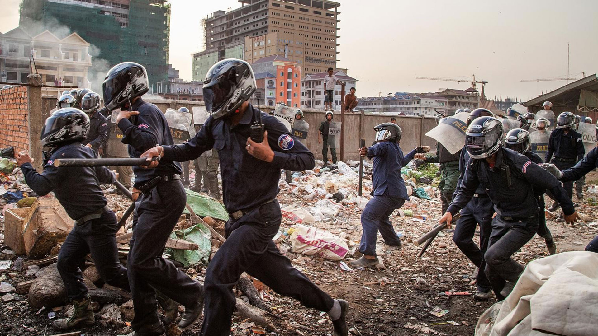La police charge des résidents du quartier de Borei Keila en février 2014 à Phnom Penh | Cambodge, 2014 | ©Getty Images/AFP.