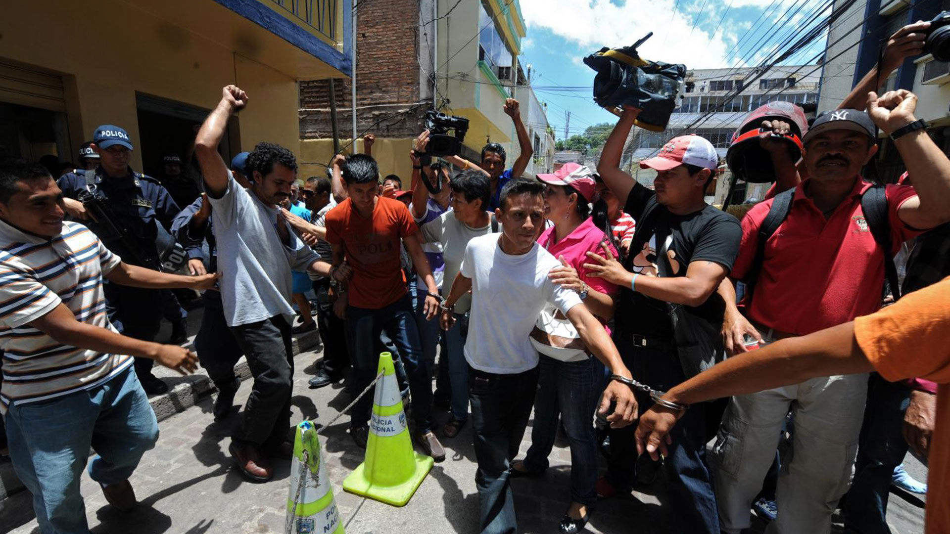 Des paysans de la région du Bajo Aguan escortés par la police lors de leur transfert vers Tegucigalpa, le 22 août 2012 | Honduras, 2012 | ©AFP/Orlando Sierra.