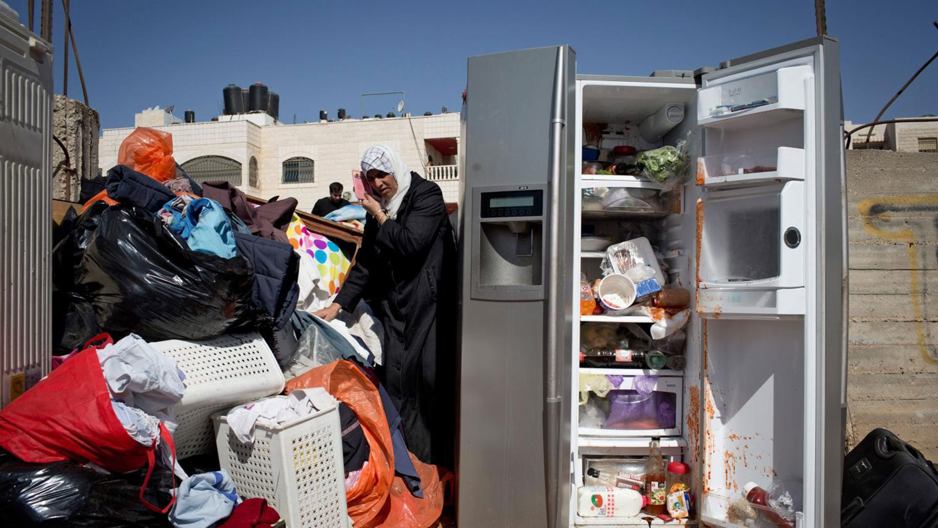 Les biens d’une famille palestinienne entreposés dans une rue, à même le sol, après que leur maison ait été détruite par un bulldozer isréalien à Jérusalem Est, le 29 octobre 2013 | Cisjordanie, 2013 | ©Oren Ziv/Getty Images